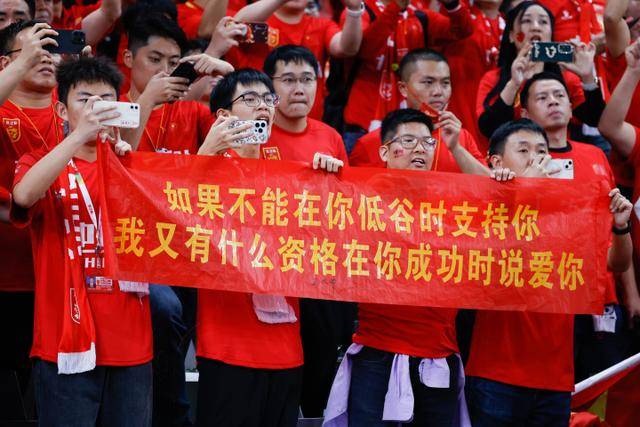 拉塞尔44分字母哥三双 湖人险胜雄鹿重回第九